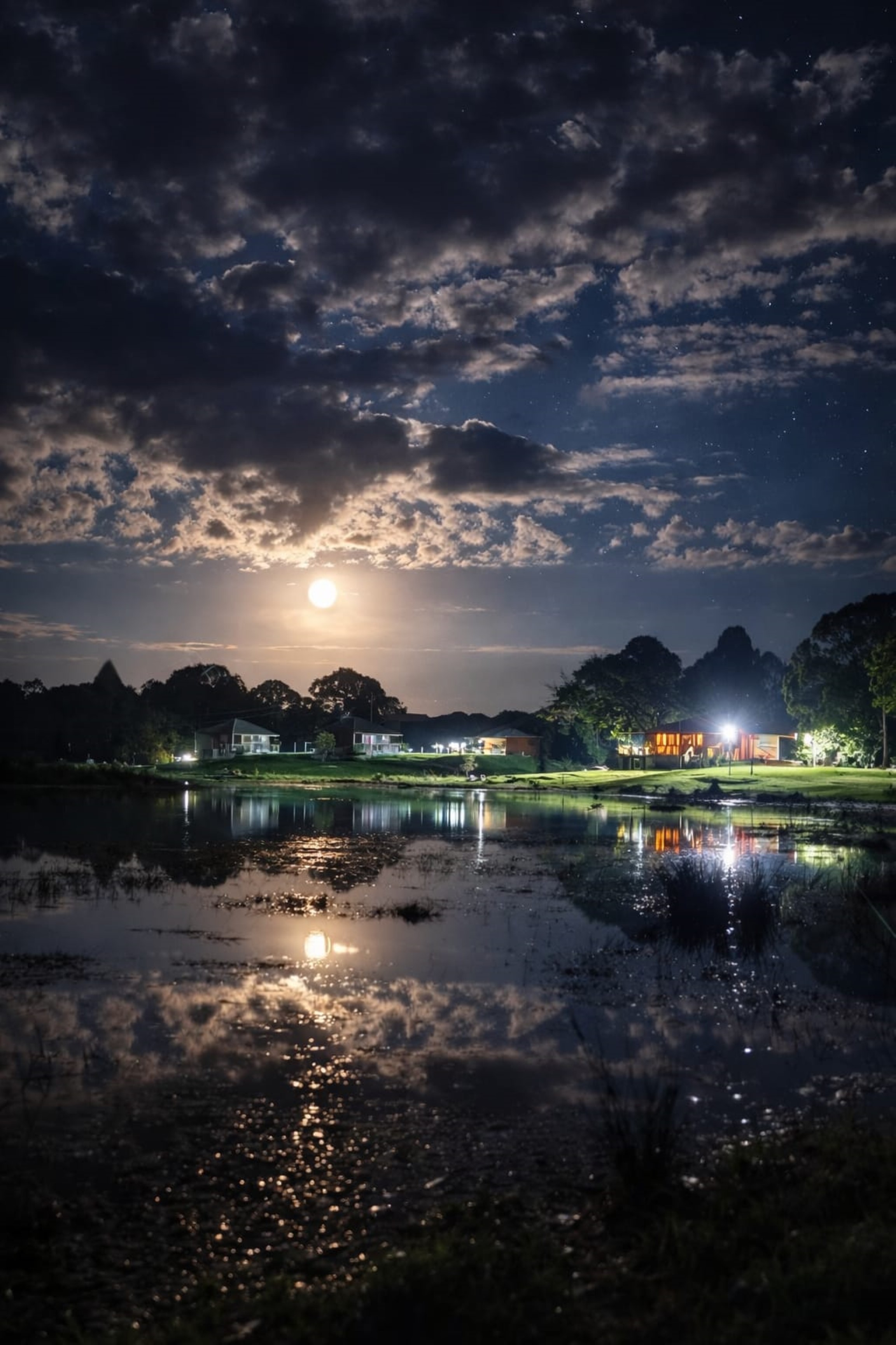 Vista noturna do lago no Aka Fishing Lodge