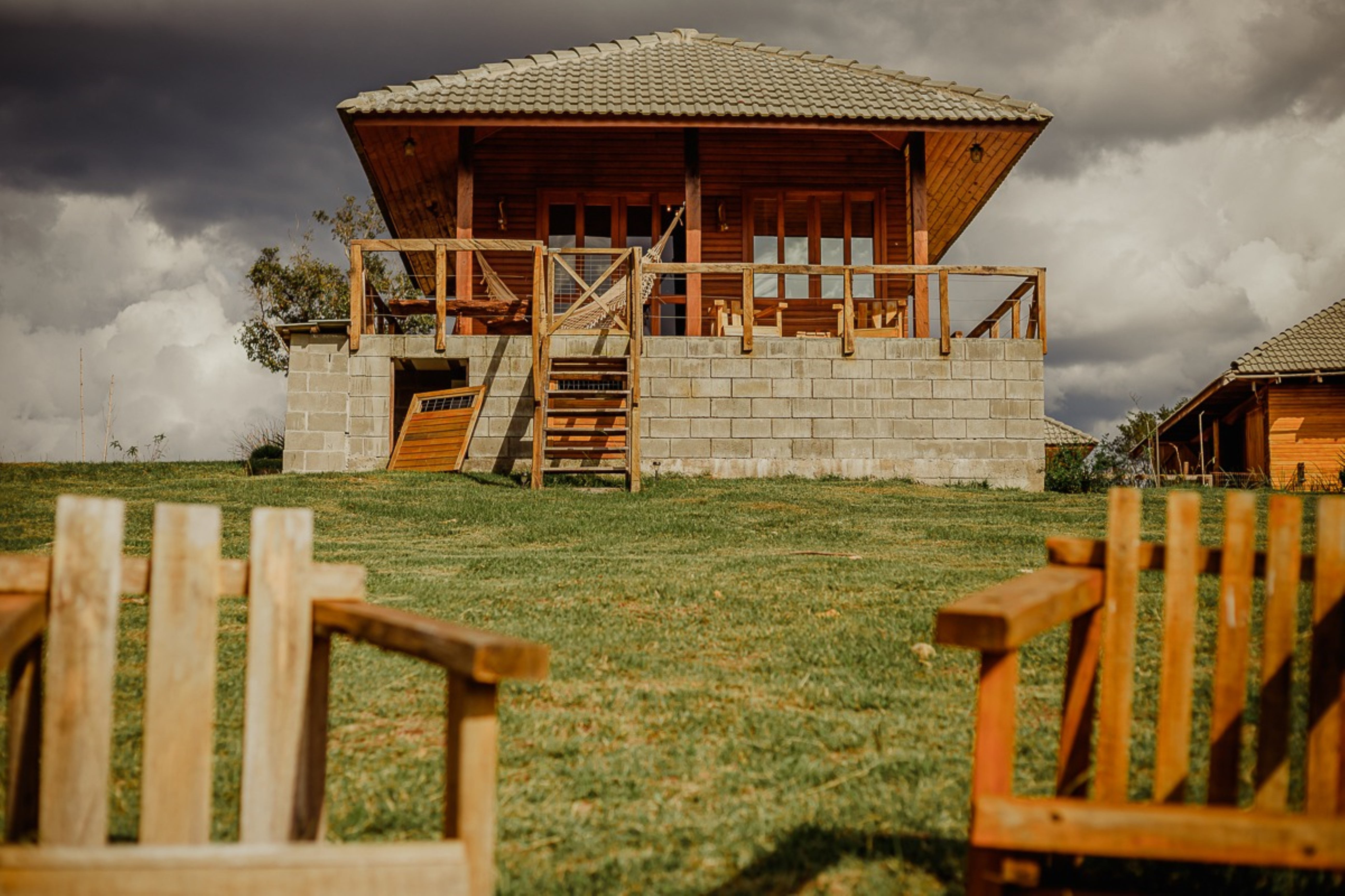 Área externa da Cabana Premium do Aka Fishing Lodge